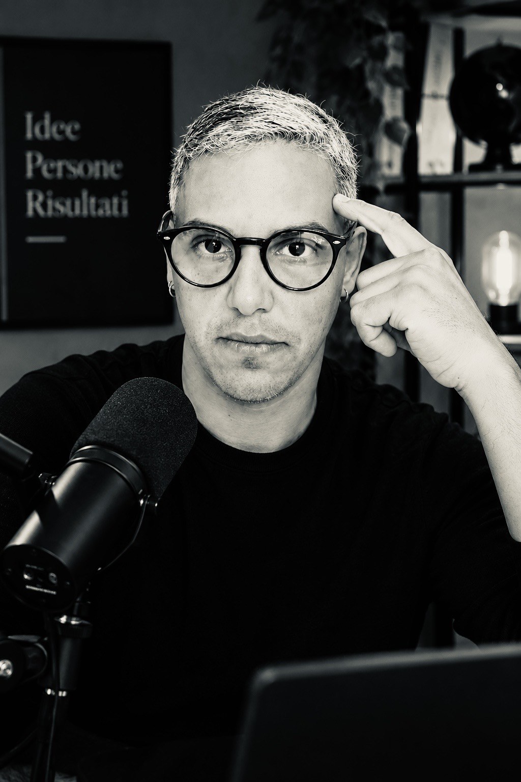 Gianfranco Mazzocchi, ritratto biografico in studio